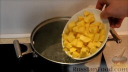 Рассольник с пшеном и фрикадельками: В кипящую воду добавить картофель.