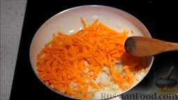 Рассольник с пшеном и фрикадельками: Лук и морковь спассеровать на растительном масле.