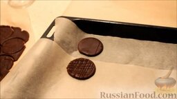 Печенье "Oreo (Орео)" в домашних условиях: Выложить заготовки для шоколадного печенья на противень, застеленный пергаментной бумагой.