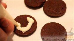 Печенье "Oreo (Орео)" в домашних условиях: Перевернуть шоколадное печенье и сверху выложить крем.