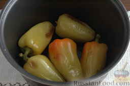 Перец, печенный в мультиварке, на зиму: Через 15 минут переворачиваем плоды. Ждем окончания приготовления.