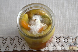 Перец, печенный в мультиварке, на зиму: Насыпаем в тару сахар и соль. Заливаем перцы крутым кипятком.