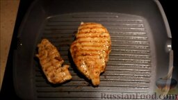 Салат "Цезарь": Куриную грудку обжарить с двух сторон на сковороде для гриля. Этот процесс займет 8 минут.
