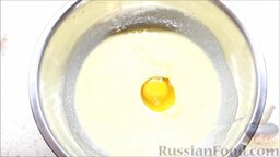 Торт "Медовик": Остудить масляно-медовую смесь и по одному добавить яйца.