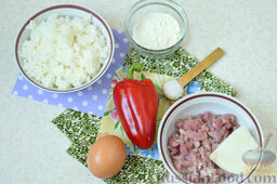 Рисовая запеканка c болгарским перцем и мясом: Подготовить ингредиенты для рисовой запеканки с мясом и перцем. Рис сдобрить растительным маслом. Мясо мелко нарезать.