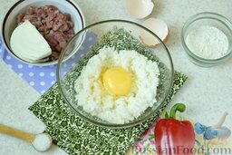 Рисовая запеканка c болгарским перцем и мясом: Как приготовить рисовую запеканку с мясом и перцем:    В рис (теплый или холодный) вбить яйцо.