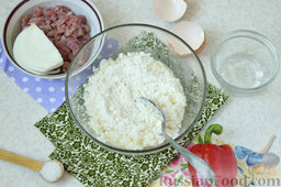 Рисовая запеканка c болгарским перцем и мясом: В липкую рисовую массу вмешать муку.