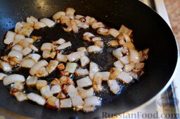 Паста с грушей и беконом, под соусом бешамель: Лук очистите и нарежьте крупными кубиками. Положите их в сковороду и обжарьте в жиру, вытопленном из бекона, на небольшом огне (10 минут).