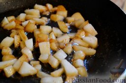 Паста с грушей и беконом, под соусом бешамель: Выложите лук из сковороды на тарелку и обжарьте в том же жире очищенные от кожуры и нарезанные крупными кубиками груши.