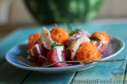 Салат из арбуза с творожно-морковными шариками: Салат из арбуза с творожно-морковными шариками подавать сразу, чтобы арбуз не потек.