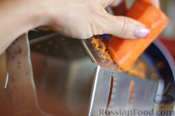 Салат из арбуза с творожно-морковными шариками: Натираем морковь на мелкой терке.