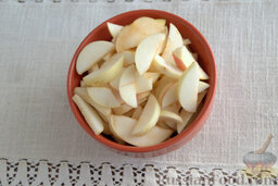 Яблоки в сладком сиропе с шафраном (на зиму): Удаляем из яблок семенную коробку, нарезаем небольшими пластинками.