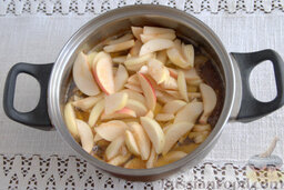 Яблоки в сладком сиропе с шафраном (на зиму): Вводим в кипящий сироп кусочки яблок.