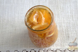 Яблоки в сладком сиропе с шафраном (на зиму): Выливаем массу с яблоками в сухую тару, герметично закрываем и оборачиваем теплым полотенцем. Наслаждаемся консервированными яблоками с шафраном в любое время.