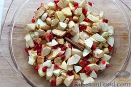Гарнир из яблок и брусники (к мясу): Запекаем в духовке при 200 градусах около 20 минут.