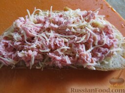 "Ложная" пицца на хлебе: На ломтики хлеба выложите колбасно-сырную массу.