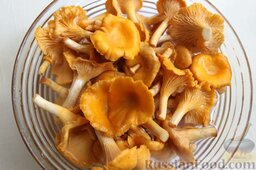Лисички с луком, чесноком и петрушкой: Как вкусно приготовить лесные грибы - лисички:    Вымачиваем грибы в прохладной воде около 25 мин.