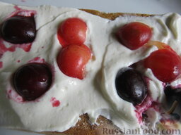 Полезный торт с клубникой: Раскладываем половинки ягод черешни. Соединяем два коржа и панна-котту.