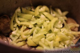 Аджапсандали (тушеные овощи): Всыпаем нарезанный болгарский перец.