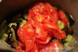 Аджапсандали (тушеные овощи): Добавляем кубики томатов в баклажаны.