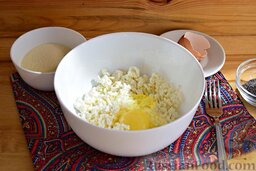 Сырники с маком (в пароварке): Как приготовить сырники с маком (в пароварке):    С помощью обычной вилки разотрём творог в объёмной миске. Вобьём к нему крупное яйцо. Перемешаем.