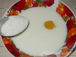 Шарлотка из черствого хлеба: Смешать молоко, яйцо и половину сахара.