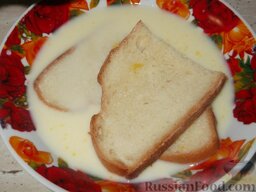 Шарлотка из черствого хлеба: Смочить хлеб в смеси из молока, яйца и части сахара. Одновременно выкладывать в смесь не весь хлеб, а по 2-3 кусочка.