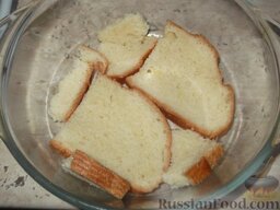 Шарлотка из черствого хлеба: Форму или сковороду смазать маслом. Половину из приготовленных ломтиков хлеба плотно уложить на дно и бока смазанной маслом формы или сковороды.