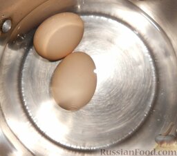Чесночные гренки под майонезом: Как приготовить чесночные гренки под майонезом:    Для начала необходимо включить духовку и разогреть до 180 °С. Яйца предварительно отварить вкрутую. Для этого залить водой и варить в течение 10 минут.