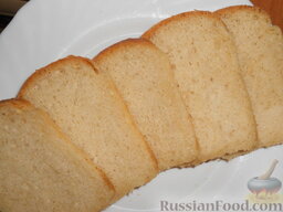 Чесночные гренки под майонезом: Хлеб нарезать ломтиками толщиной 0,5 см.
