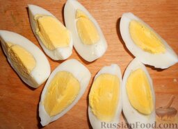 Чесночные гренки под майонезом: Яйца остудить, очистить от скорлупы и каждое яйцо разрезать на 4 дольки.