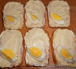 Чесночные гренки под майонезом: Сверху выложить дольку сваренного вкрутую яйца.