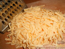 Чесночные гренки под майонезом: Натереть твердый сыр на крупной терке.