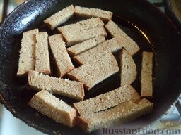 Гренки с чесноком: Разогреть сковороду, налить растительное масло. В горячее масло выложить ломтики хлеба. Хлеб обжарить с обеих сторон в разогретом масле. Вначале с одной стороны на среднем огне (около 1 минуты).