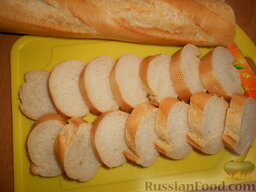 Канапе со шпротами: Хлеб нарежьте ломтиками толщиной 1-1,5 см. Хлебные ломтики для канапе размером со спичечный коробок.