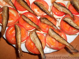 Канапе со шпротами: На помидор положите несколько шпротин, если они маленькие или одну рыбку, если она крупная.