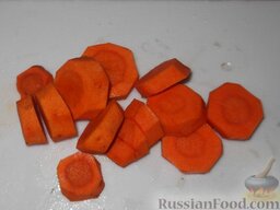 Фаршированная рыба по-еврейски: Вымойте и очистите морковь, нарежьте крупными кольцами.