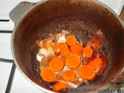 Фаршированная рыба по-еврейски: В казане разогрейте масло. Морковь положите на дно хорошо смазанного казана, в раскаленное масло. Промойте шелуху и положите ее сверху моркови.