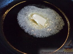 Гренки соленые: Разогрейте сковороду, добавьте масло.