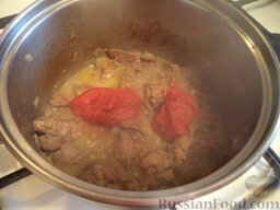 Куриная печень тушеная: Добавьте томатную пасту.