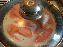 Тушеная тыква сладкая: Тушить тыкву в закрытой крышкой глубокой сковороде на самом маленьком огне (около 10-15 минут).