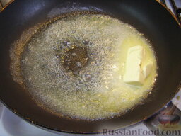 Каша тыквенно-кукурузная со сливками: На сковороде на среднем огне растопить 40 г масла.