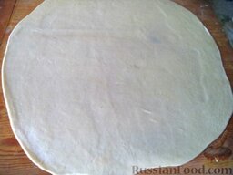 «Плацинда» - пирог с тыквой по-молдавски: Включить духовку. Затем раскатать тесто в большой круглый пласт и смазать всю поверхность растопленным маргарином или маслом.