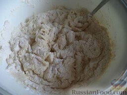 «Плацинда» - пирог с тыквой по-молдавски: Приготовить пресное тесто для плацинд из муки, яйца, соли и воды. Для этого соединить в миске все ингредиенты. Перемешать ложкой.