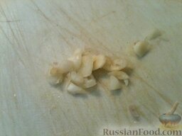 Кальмары по-шанхайски: Очистить и мелко нарезать чеснок.    Соевый соус перемешать с сахаром.