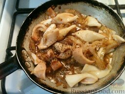 Кальмары по-шанхайски: Залить их соевым соусом с сахаром и жарить на сильном огне в течение 2 минут. Под конец добавить соль, перец, глютамат. Все время перемешивать.