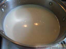 Домашний сыр: Как приготовить домашний сыр:    Поставить молоко на средний огонь в кастрюле, следить, чтобы молоко, поднявшись, не убежало.