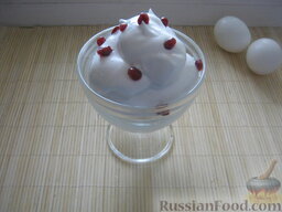 Белковый крем: Можно подать белковый крем как самостоятельный десерт, украсив ягодами. Приятного аппетита!