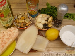 Салат ассорти из морепродуктов: Подготовить продукты для салата из морепродуктов.
