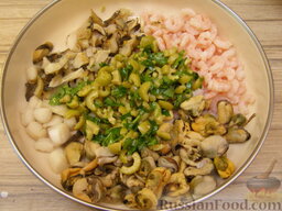 Салат ассорти из морепродуктов: Смешать креветок, мидий, морских моллюсков и заправить их приготовленной приправой.
